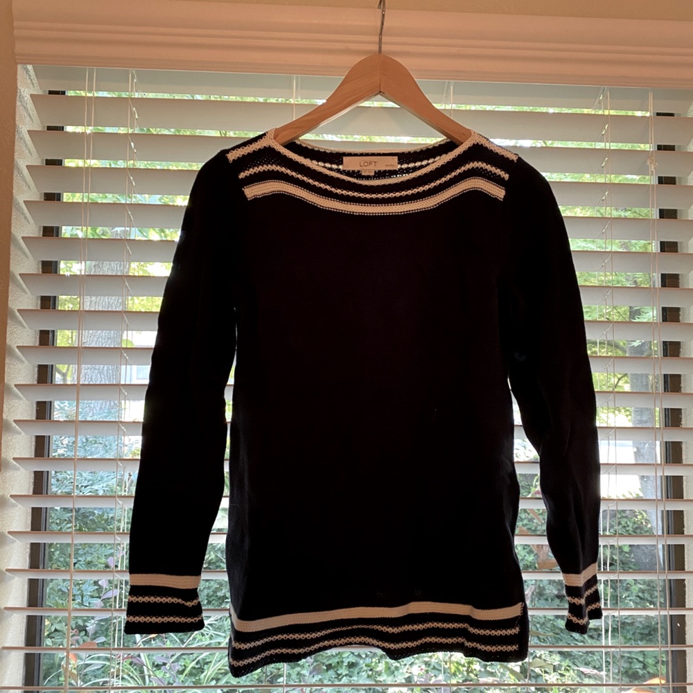 3/4 length sleeve sweater. Black and white knit.